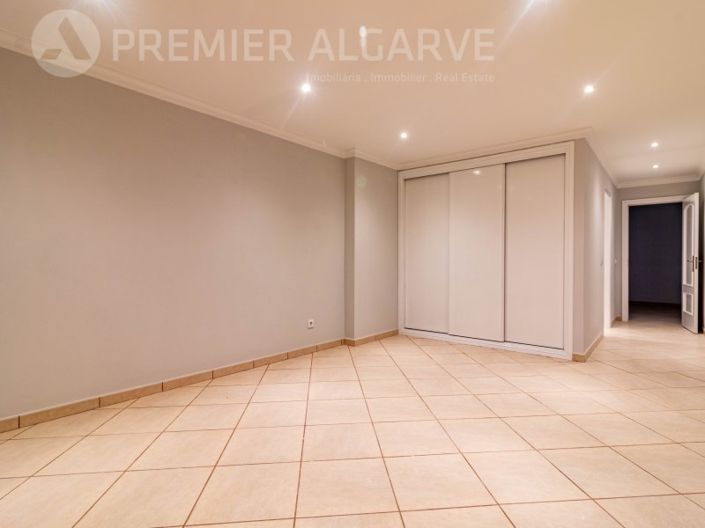 Image No.22-6 Bed House for sale