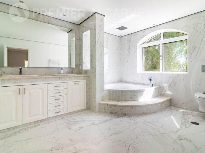 Image No.26-6 Bed House for sale