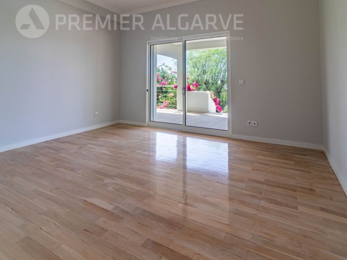 Image No.27-6 Bed House for sale