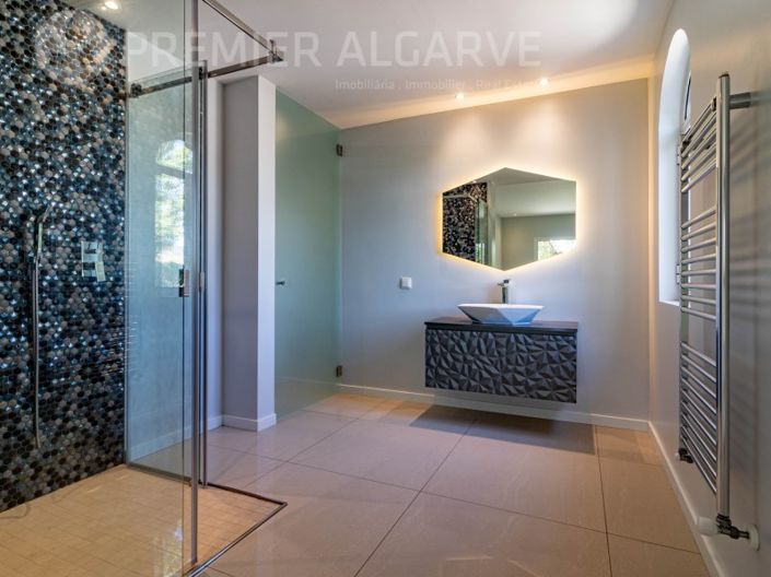 Image No.31-6 Bed House for sale