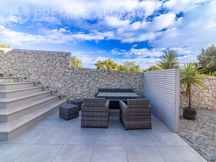 Image No.18-5 Bed House for sale