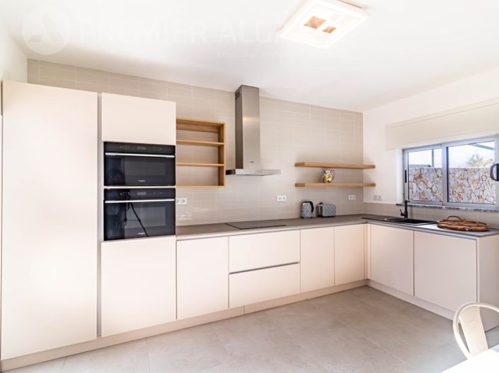 Image No.8-5 Bed House for sale