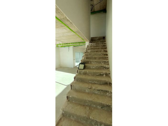 Image No.17-4 Bed House for sale