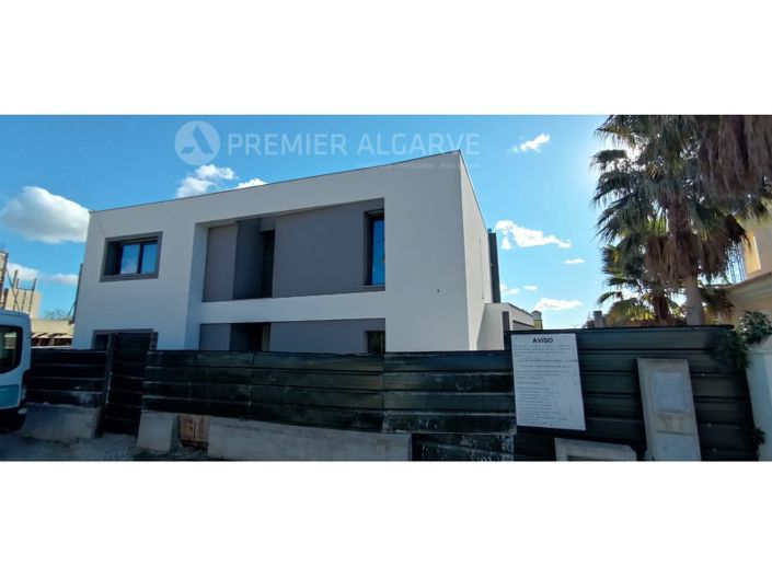 Image No.1-4 Bed House for sale