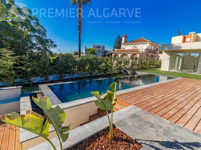 Image No.1-4 Bed House for sale