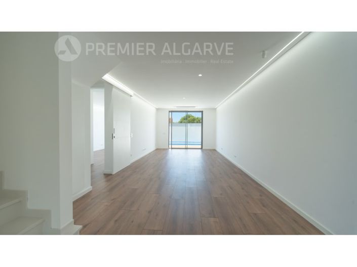 Image No.15-3 Bed House for sale