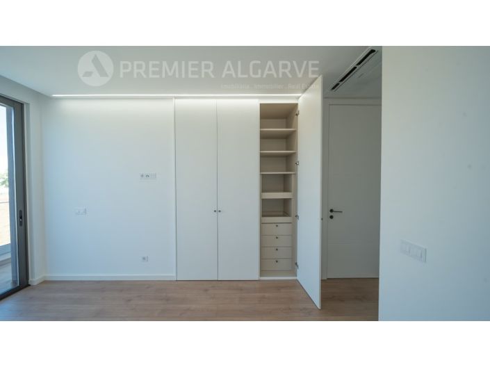 Image No.16-3 Bed House for sale