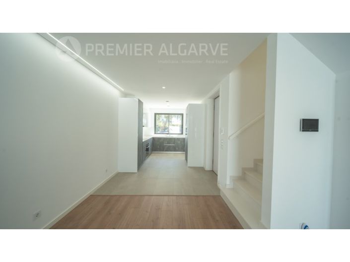 Image No.8-3 Bed House for sale