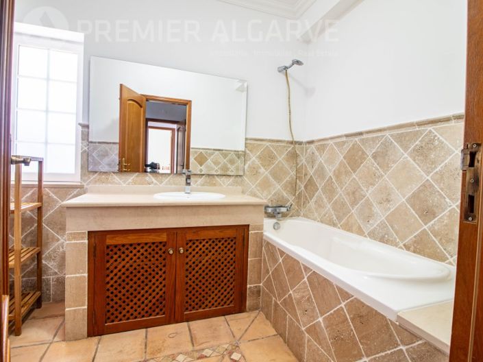 Image No.17-4 Bed House for sale