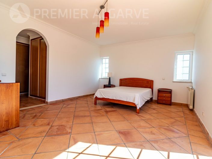 Image No.24-4 Bed House for sale