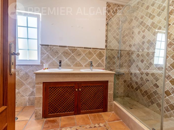 Image No.25-4 Bed House for sale