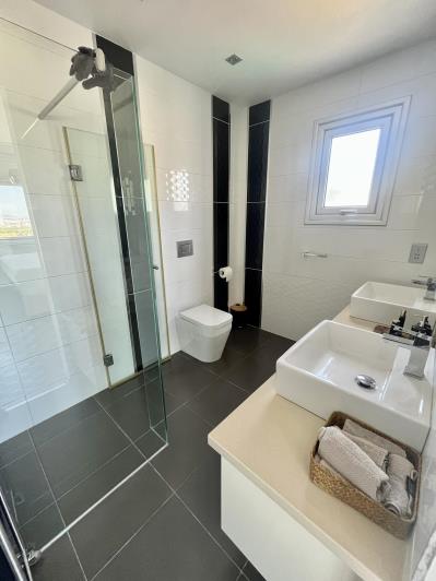 Image No.18-3 Bed House for sale