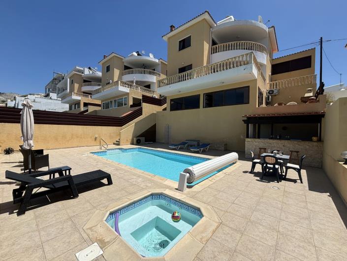 Image No.1-4 Bed Villa / Detached for sale