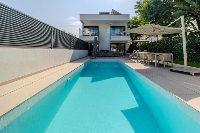 Image No.1-4 Bed Villa for sale