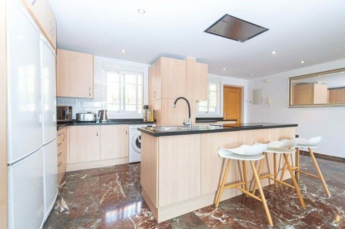 Image No.20-4 Bed Apartment for sale