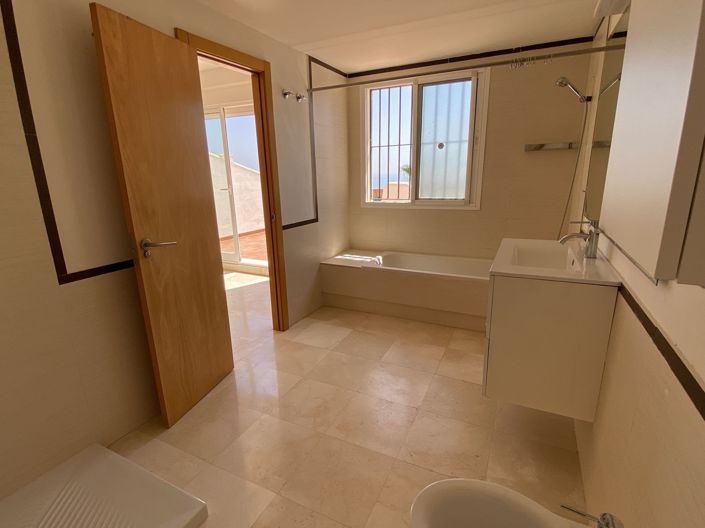 Image No.28-3 Bed Townhouse for sale