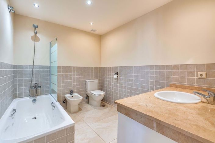 Image No.18-4 Bed Townhouse for sale