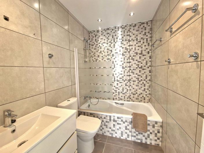 Image No.20-3 Bed Townhouse for sale