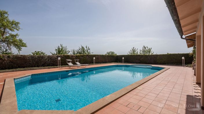 Image No.14-8 Bed Apartment for sale