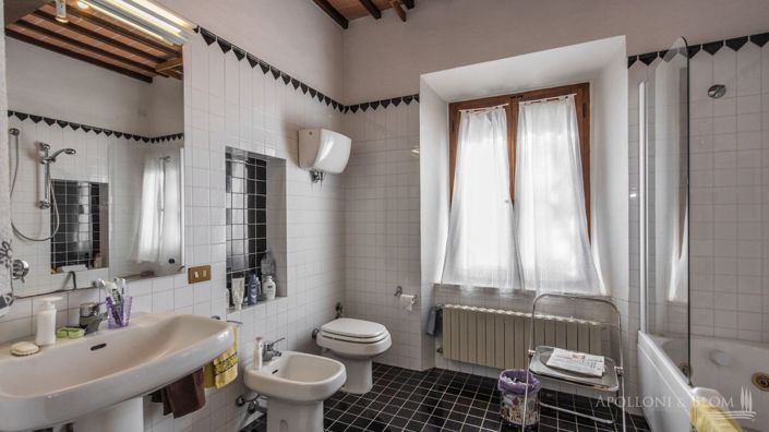 Image No.28-8 Bed Apartment for sale