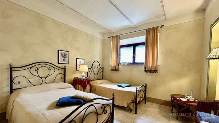 Image No.10-8 Bed Apartment for sale