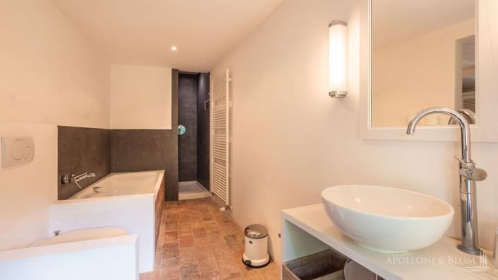 Image No.15-8 Bed Apartment for sale