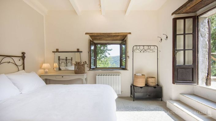 Image No.20-6 Bed Apartment for sale