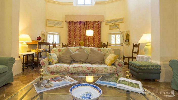 Image No.9-8 Bed Apartment for sale