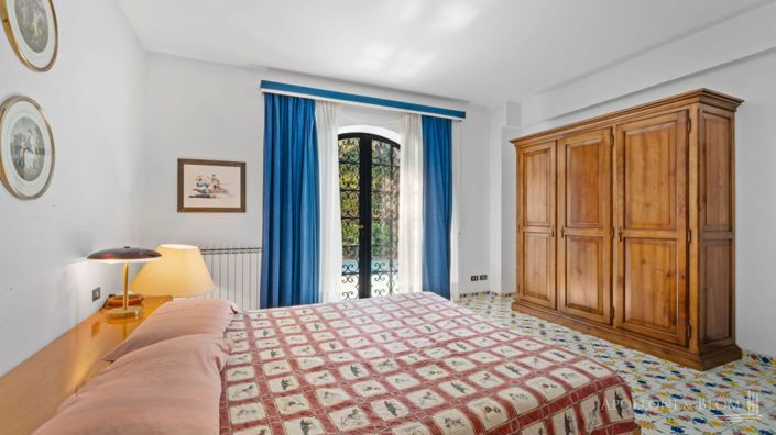 Image No.10-8 Bed Apartment for sale