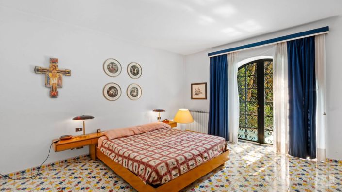 Image No.11-8 Bed Apartment for sale