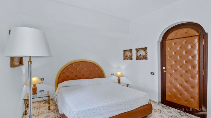 Image No.17-8 Bed Apartment for sale