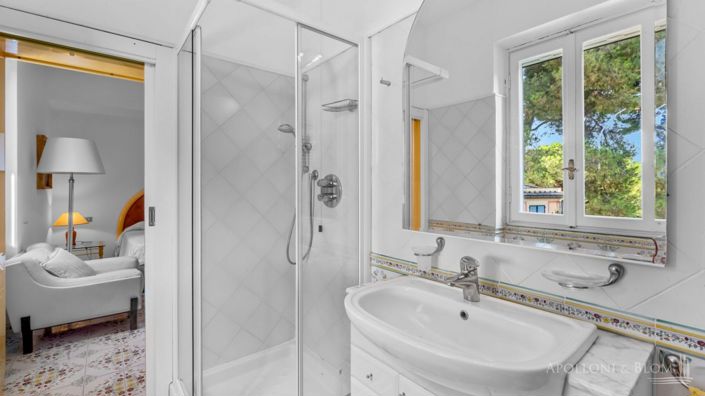 Image No.18-8 Bed Apartment for sale