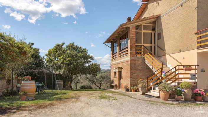 Image No.8-4 Bed Vineyard for sale