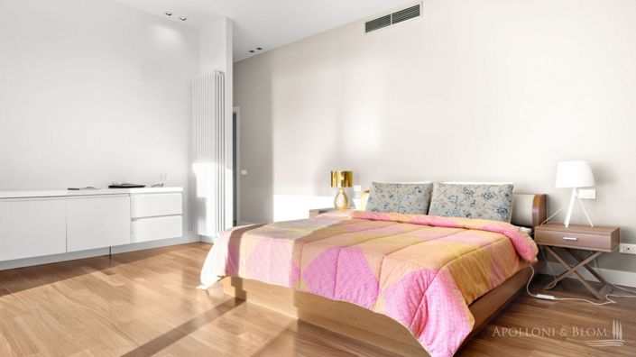 Image No.20-8 Bed Apartment for sale