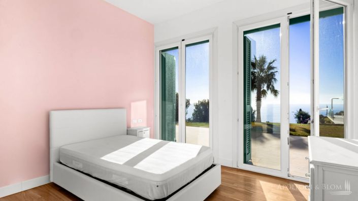 Image No.24-8 Bed Apartment for sale