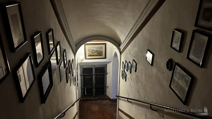 Image No.18-10 Bed Apartment for sale