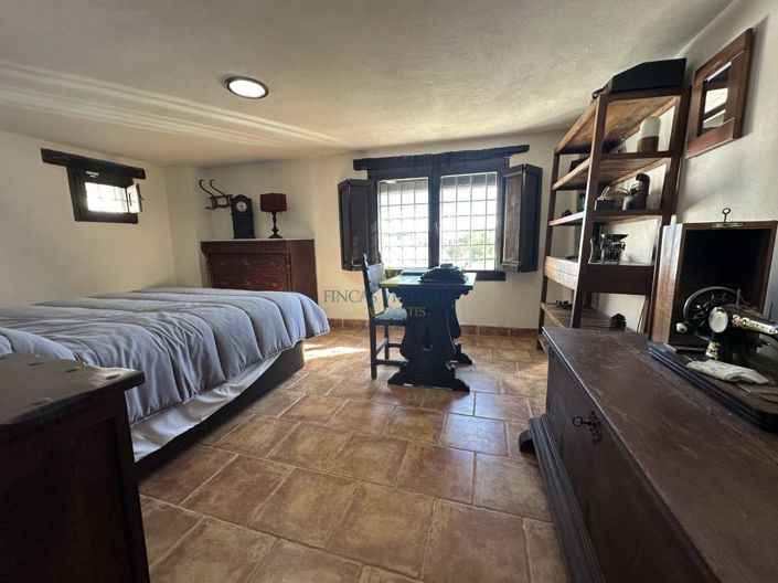 Image No.20-7 Bed Property for sale