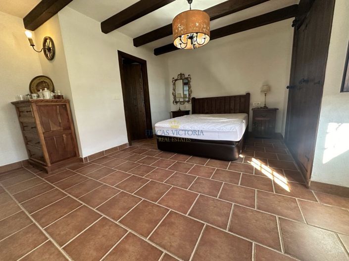 Image No.23-7 Bed Property for sale