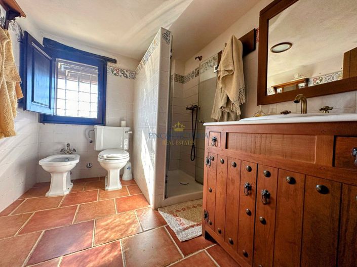 Image No.24-7 Bed Property for sale