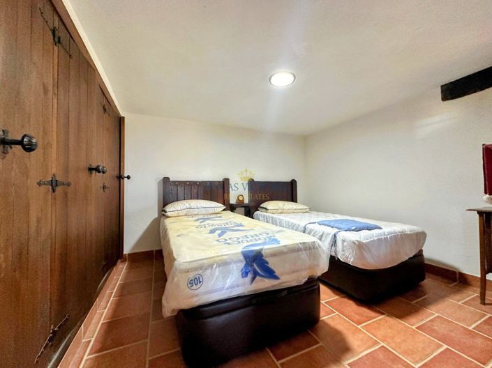 Image No.25-7 Bed Property for sale