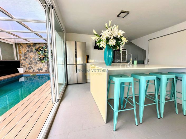 Image No.1-4 Bed Maisonette for sale