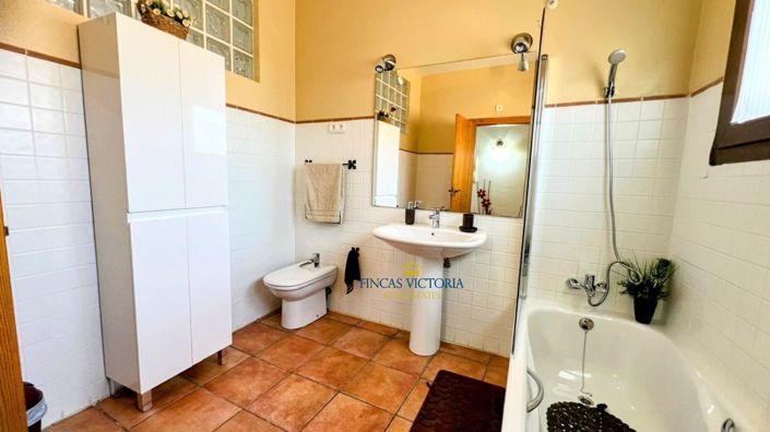 Image No.37-4 Bed Property for sale