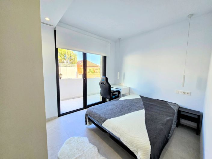 Image No.15-2 Bed Property for sale