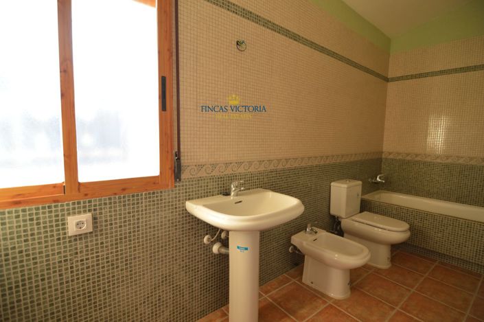 Image No.15-4 Bed Property for sale