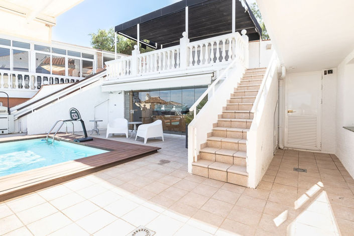 Image No.1-6 Bed Villa for sale