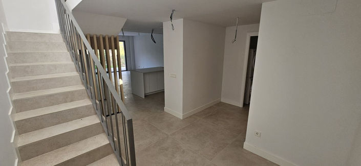 Image No.19-3 Bed Townhouse for sale