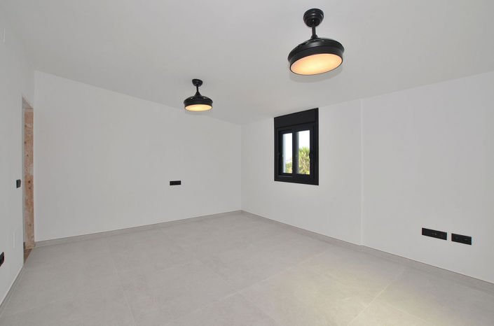 Image No.19-4 Bed Villa for sale