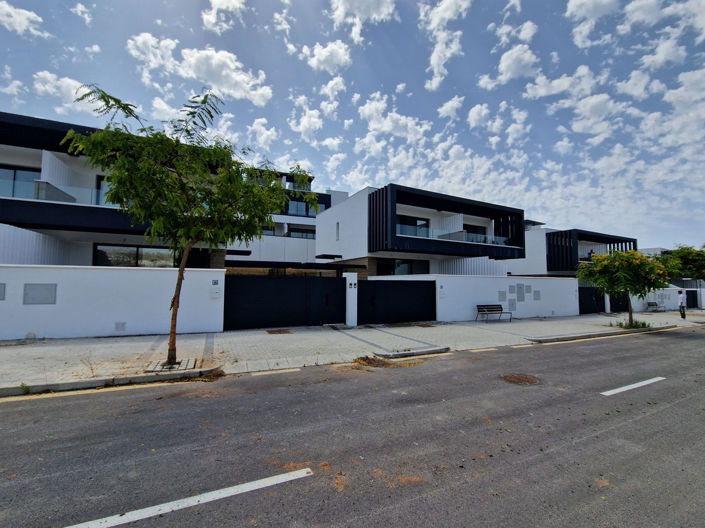 Image No.1-3 Bed Townhouse for sale