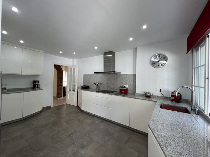 Image No.12-5 Bed Townhouse for sale