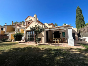 5 Bed Villa for sale